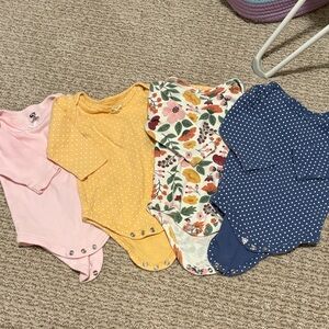 Set of 4 Hudson Baby Bodysuits in Pink, Yellow, Floral, and Blue. 3-6 m